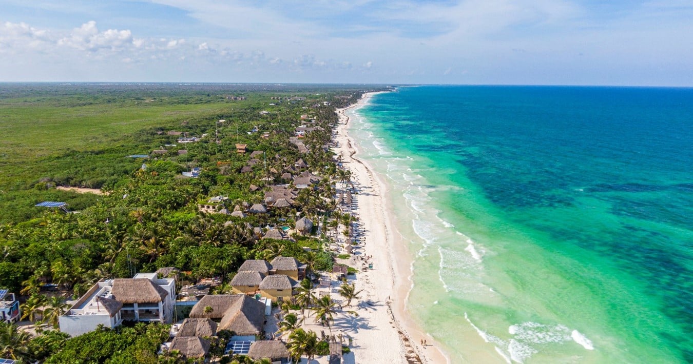 Vista aerea a orilla de playa de tulum